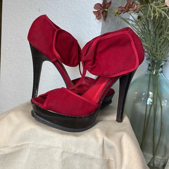 Red heels with bow detail - Picture 2 of 3